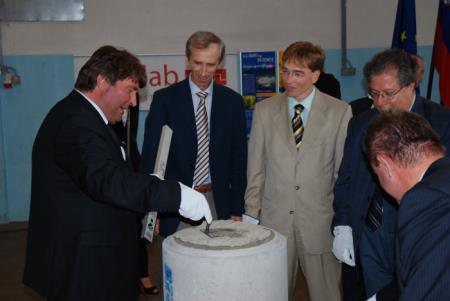 Polaganje temeljnega kamna za proizvodnjo velikih magnetnih naprav za svetlobne pospeševalnike